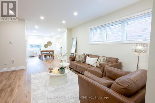 3759 Milkwood Crescent, Mississauga, ON - Indoor Photo Showing Living Room