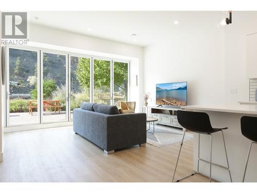 850 Railway Lane Unit# 106, Okanagan Falls, BC - Indoor Photo Showing Living Room