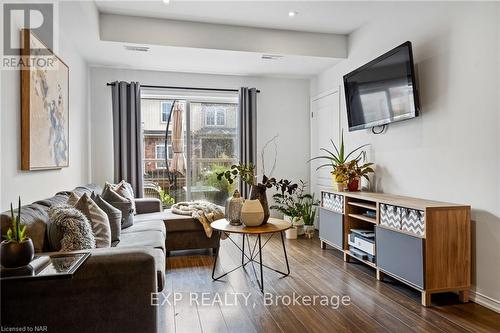 5060 Serena Drive Drive, Lincoln (982 - Beamsville), ON - Indoor Photo Showing Living Room