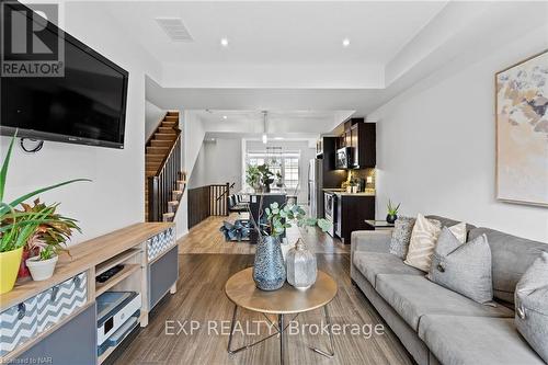 5060 Serena Drive Drive, Lincoln (982 - Beamsville), ON - Indoor Photo Showing Living Room