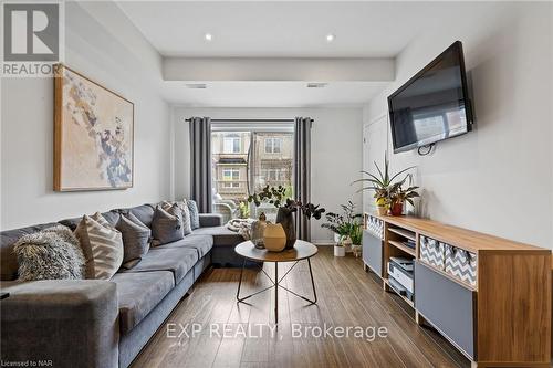 5060 Serena Drive Drive, Lincoln (982 - Beamsville), ON - Indoor Photo Showing Living Room