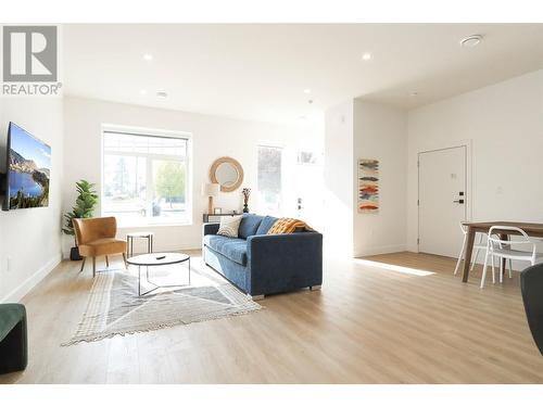 850 Railway Lane Unit# 102, Okanagan Falls, BC - Indoor Photo Showing Living Room