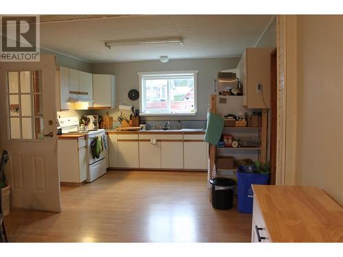 312 7Th Avenue, Nakusp, BC - Indoor Photo Showing Kitchen