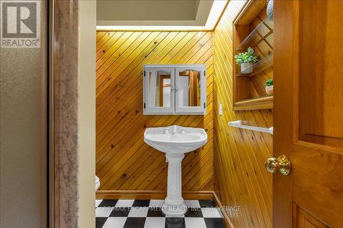 33 Old Orchard Avenue, Grimsby (540 - Grimsby Beach), ON - Indoor Photo Showing Bathroom