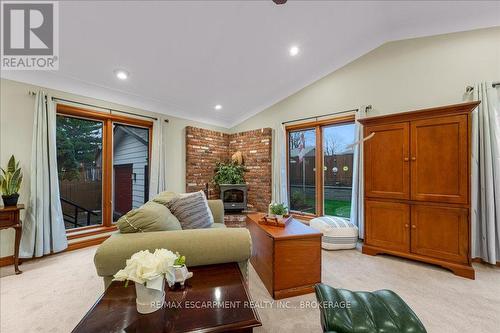 33 Old Orchard Avenue, Grimsby (540 - Grimsby Beach), ON - Indoor Photo Showing Living Room