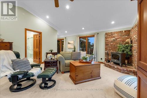 33 Old Orchard Avenue, Grimsby (540 - Grimsby Beach), ON - Indoor Photo Showing Living Room With Fireplace