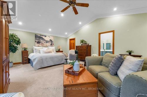 33 Old Orchard Avenue, Grimsby (540 - Grimsby Beach), ON - Indoor Photo Showing Living Room