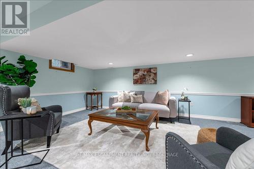 33 Old Orchard Avenue, Grimsby (540 - Grimsby Beach), ON - Indoor Photo Showing Living Room