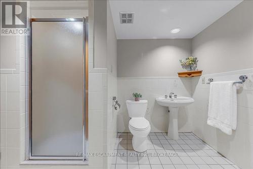 33 Old Orchard Avenue, Grimsby (540 - Grimsby Beach), ON - Indoor Photo Showing Bathroom