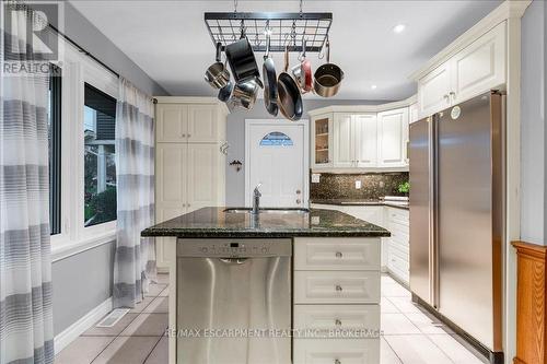 33 Old Orchard Avenue, Grimsby (540 - Grimsby Beach), ON - Indoor Photo Showing Kitchen With Upgraded Kitchen