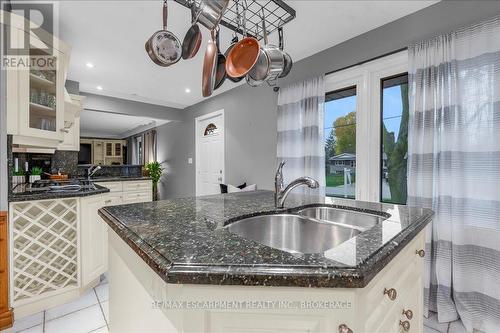 33 Old Orchard Avenue, Grimsby (540 - Grimsby Beach), ON - Indoor Photo Showing Kitchen With Double Sink