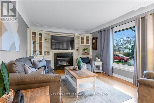 33 Old Orchard Avenue, Grimsby (540 - Grimsby Beach), ON - Indoor Photo Showing Living Room With Fireplace