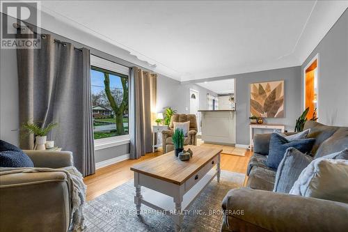 33 Old Orchard Avenue, Grimsby (540 - Grimsby Beach), ON - Indoor Photo Showing Living Room