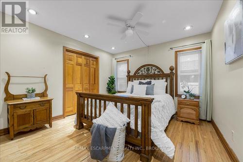 33 Old Orchard Avenue, Grimsby (540 - Grimsby Beach), ON - Indoor Photo Showing Bedroom