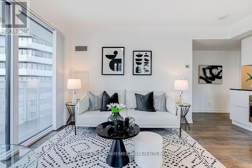 1604 - 100 Harbour Street, Toronto, ON - Indoor Photo Showing Living Room