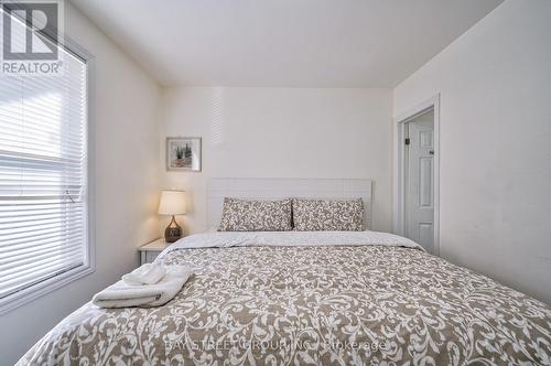 5241 Kitchener Street, Niagara Falls, ON - Indoor Photo Showing Bedroom