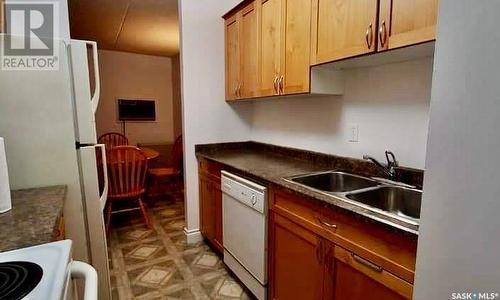 12 47 Centennial Street, Regina, SK - Indoor Photo Showing Kitchen With Double Sink