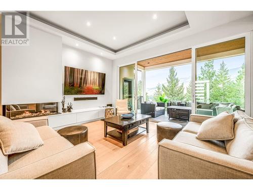 900 Stockley Street, Kelowna, BC - Indoor Photo Showing Living Room