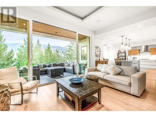 900 Stockley Street, Kelowna, BC - Indoor Photo Showing Living Room