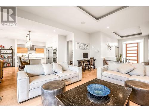 900 Stockley Street, Kelowna, BC - Indoor Photo Showing Living Room