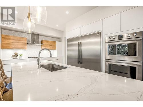 900 Stockley Street, Kelowna, BC - Indoor Photo Showing Kitchen With Upgraded Kitchen