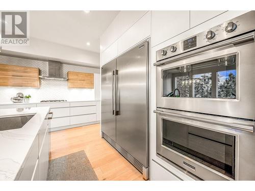 900 Stockley Street, Kelowna, BC - Indoor Photo Showing Kitchen With Upgraded Kitchen