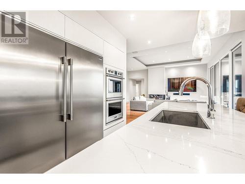 900 Stockley Street, Kelowna, BC - Indoor Photo Showing Kitchen With Upgraded Kitchen