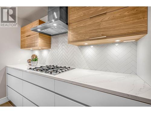 900 Stockley Street, Kelowna, BC - Indoor Photo Showing Kitchen