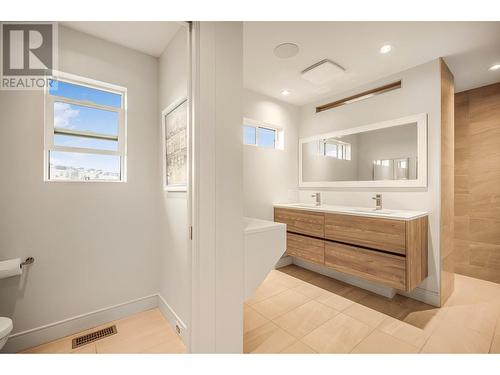 900 Stockley Street, Kelowna, BC - Indoor Photo Showing Bathroom