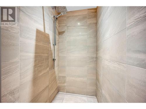 900 Stockley Street, Kelowna, BC - Indoor Photo Showing Bathroom