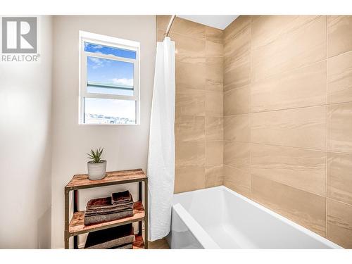 900 Stockley Street, Kelowna, BC - Indoor Photo Showing Bathroom