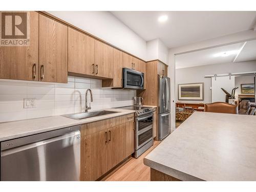 900 Stockley Street, Kelowna, BC - Indoor Photo Showing Kitchen