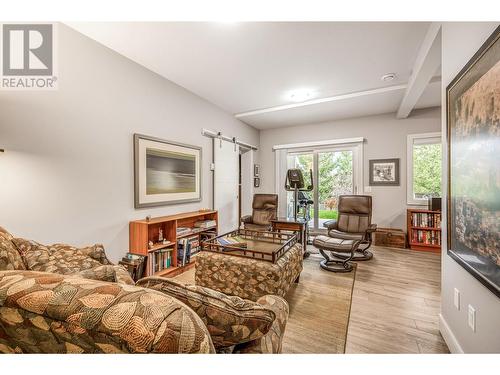 900 Stockley Street, Kelowna, BC - Indoor Photo Showing Living Room