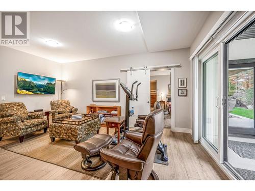 900 Stockley Street, Kelowna, BC - Indoor Photo Showing Living Room