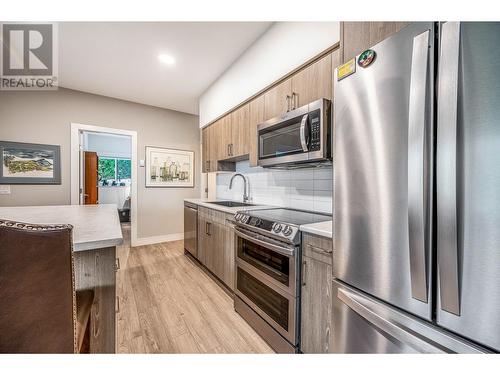 900 Stockley Street, Kelowna, BC - Indoor Photo Showing Kitchen