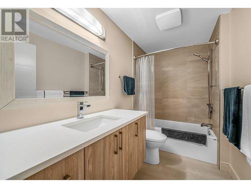 900 Stockley Street, Kelowna, BC - Indoor Photo Showing Bathroom