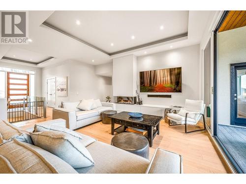 900 Stockley Street, Kelowna, BC - Indoor Photo Showing Living Room