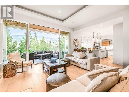 900 Stockley Street, Kelowna, BC - Indoor Photo Showing Living Room