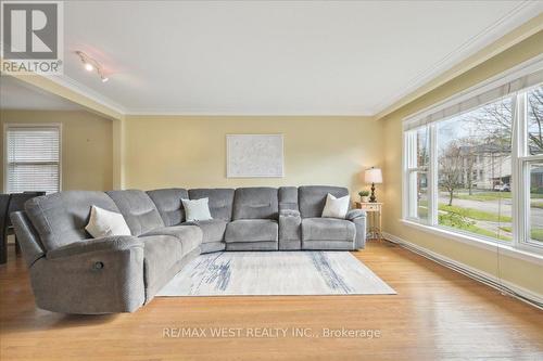 71 Kencliff Crescent, Toronto, ON - Indoor Photo Showing Living Room