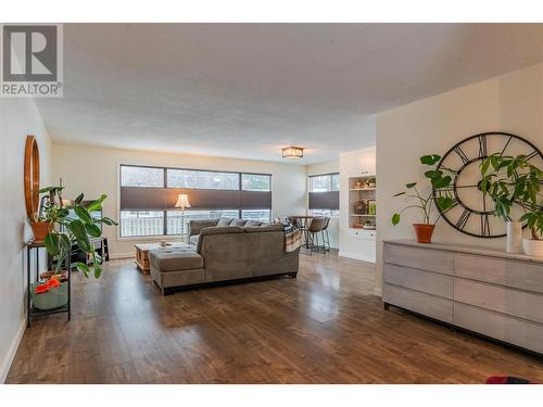 709 Hermia Crescent, Trail, BC - Indoor Photo Showing Living Room