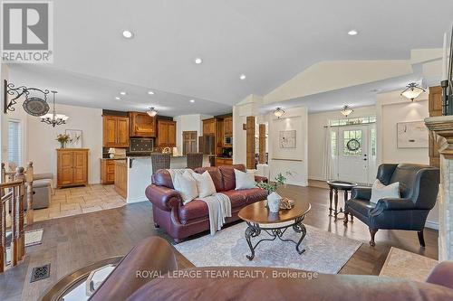 132 Country Carriage Way, Ottawa, ON - Indoor Photo Showing Living Room