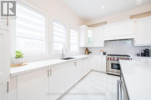 135 Steam Whistle Drive, Whitchurch-Stouffville, ON - Indoor Photo Showing Kitchen With Upgraded Kitchen