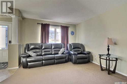 74 4500 Child Avenue, Regina, SK - Indoor Photo Showing Living Room