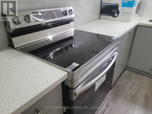 13 Leadenhill Road E, Brampton, ON - Indoor Photo Showing Kitchen