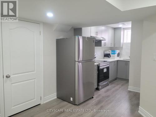 13 Leadenhill Road E, Brampton, ON - Indoor Photo Showing Kitchen