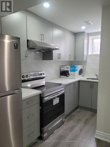 13 Leadenhill Road E, Brampton, ON - Indoor Photo Showing Kitchen