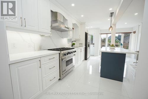 2651 Devonsley Crescent, Oakville, ON - Indoor Photo Showing Kitchen With Upgraded Kitchen