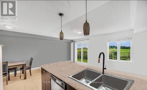 825 Cook Crescent, Shelburne, ON - Indoor Photo Showing Kitchen With Double Sink