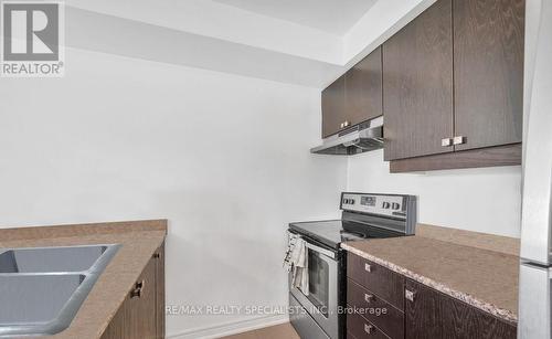 825 Cook Crescent, Shelburne, ON - Indoor Photo Showing Kitchen With Double Sink