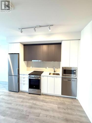 2309A - 30 Upper Mall Way Drive, Vaughan, ON - Indoor Photo Showing Kitchen